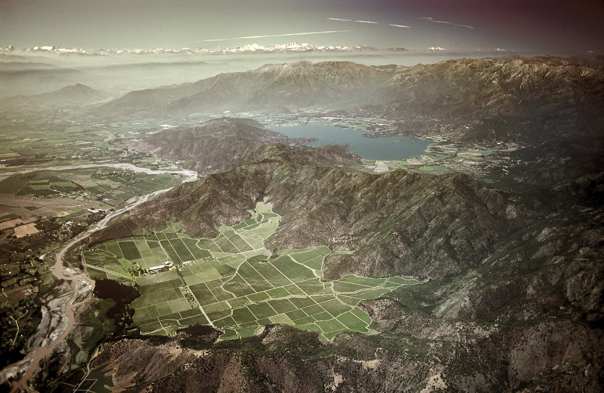 Image for Clos é um termo da viticultura francesa usado para denominar um terroir rodeado por muros de concreto construídos para preservas o vinhedo.